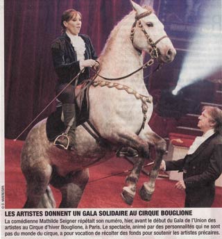 La belle prestation équestre de Mathilde Seigner au 49 Gala de l'Union des Artistes