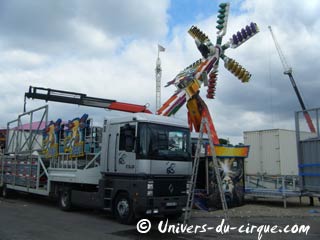 Démontage de la Foire du Trône à Paris