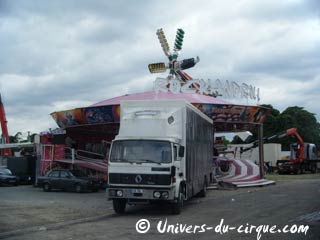 Démontage de la Foire du Trône à Paris