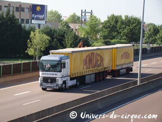 Bourgogne: l'arrivée du cirque Pinder Jean Richard à Dijon
