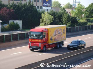 Bourgogne: l'arrivée du cirque Pinder Jean Richard à Dijon