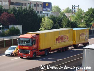 Bourgogne: l'arrivée du cirque Pinder Jean Richard à Dijon