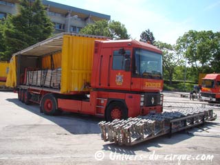 Bourgogne: le montage du cirque Pinder sur le parking du Parc des Expositions le jeudi 03 juin 2010