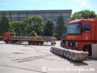 Bourgogne: le montage du cirque Pinder sur le parking du Parc des Expositions le jeudi 03 juin 2010