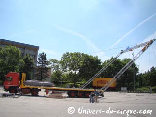 Bourgogne: le montage du cirque Pinder sur le parking du Parc des Expositions le jeudi 03 juin 2010