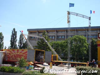 Bourgogne: le montage du cirque Pinder sur le parking du Parc des Expositions le jeudi 03 juin 2010