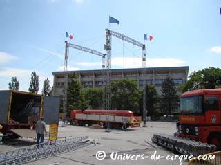 Bourgogne: le montage du cirque Pinder sur le parking du Parc des Expositions le jeudi 03 juin 2010