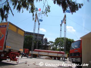 Bourgogne: le montage du cirque Pinder sur le parking du Parc des Expositions le jeudi 03 juin 2010