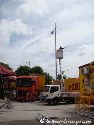 Bourgogne: le montage du cirque Pinder sur le parking du Parc des Expositions le jeudi 03 juin 2010