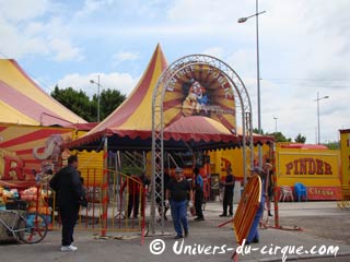 Bourgogne: le montage du cirque Pinder sur le parking du Parc des Expositions le jeudi 03 juin 2010