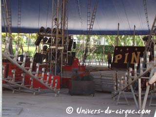Bourgogne: le montage du cirque Pinder sur le parking du Parc des Expositions le jeudi 03 juin 2010