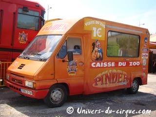 Dijon: l'arche du cirque Pinder prend possession du parking du Parc des Expositions