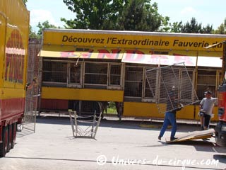 Dijon: l'arche du cirque Pinder prend possession du parking du Parc des Expositions