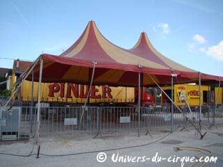 Dijon: l'arche du cirque Pinder prend possession du parking du Parc des Expositions
