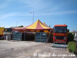 Dijon: l'arche du cirque Pinder prend possession du parking du Parc des Expositions