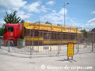 Dijon: l'arche du cirque Pinder prend possession du parking du Parc des Expositions