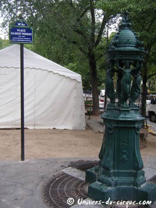 Changement de programme sur la place Gilbert Perroy à Paris