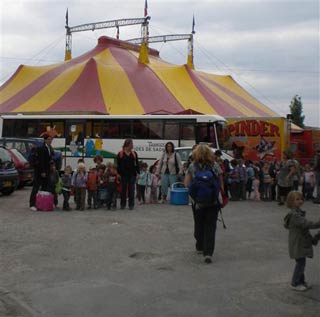 Saint-Aubin-en-Charollais: les écoliers des Crayons de couleur au cirque Pinder