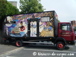 Les spectacles en plein air dédiés aux arts du cirque et de la rue annoncent le retour de l'été en région parisienne