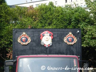 Les spectacles en plein air dédiés aux arts du cirque et de la rue annoncent le retour de l'été en région parisienne