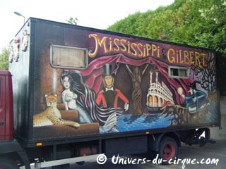 Les spectacles en plein air dédiés aux arts du cirque et de la rue annoncent le retour de l'été en région parisienne
