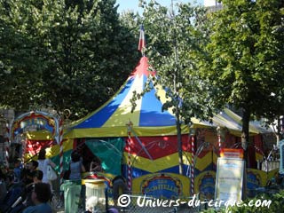 Le cirque Gontellis est arrivé dans le square Garibaldi à Paris