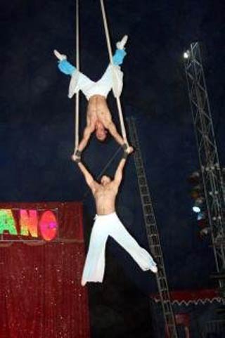 Charleville-Mézières: la magie du cirque Medrano opère toujours, en piste