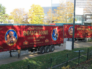 Hauts-de-Seine: le tout nouveau chapiteau du cirque d'hiver Bouglione en cours de montage