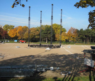 Hauts-de-Seine: le tout nouveau chapiteau du cirque d'hiver Bouglione en cours de montage
