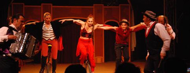 Saône-et-Loire: la famille-orchestre du cirque Morallès à Montceau-les-Mines