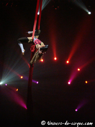 Une nouvelle présentation du tissu aérien signée Christina Roy sous le chapiteau du cirque Amar