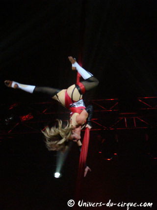 Une nouvelle présentation du tissu aérien signée Christina Roy sous le chapiteau du cirque Amar