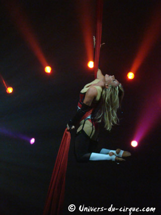 Une nouvelle présentation du tissu aérien signée Christina Roy sous le chapiteau du cirque Amar
