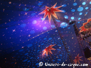 Profusion de lumières sous le chapiteau du cirque Amar