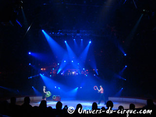 Profusion de lumières sous le chapiteau du cirque Amar