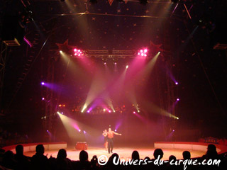 Profusion de lumières sous le chapiteau du cirque Amar