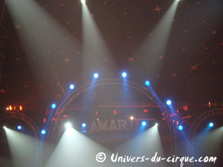 Profusion de lumières sous le chapiteau du cirque Amar