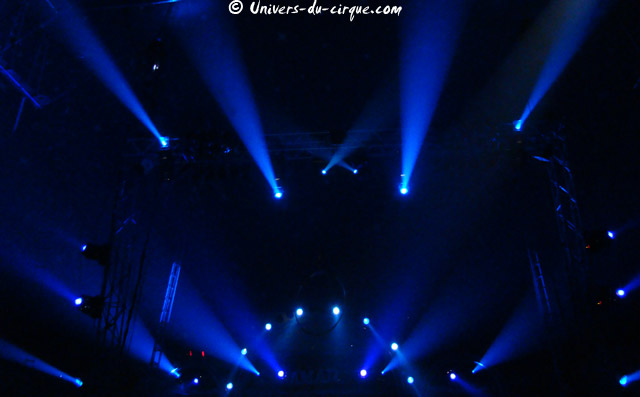 Profusion de lumières sous le chapiteau du cirque Amar