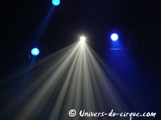Profusion de lumières sous le chapiteau du cirque Amar
