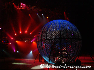 Profusion de lumières sous le chapiteau du cirque Amar