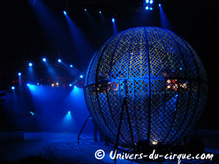 Profusion de lumières sous le chapiteau du cirque Amar