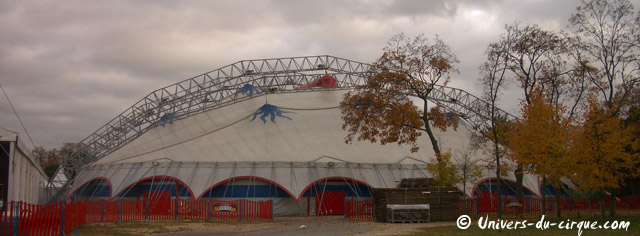 Paris: le montage du cirque Phénix se poursuit sur la Pelouse de Reuilly