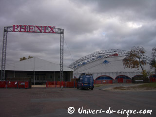 Paris: le montage du cirque Phénix se poursuit sur la Pelouse de Reuilly