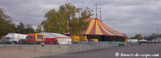 Paris: le montage du grand chapiteau Pinder se poursuit sur la Pelouse de Reuilly