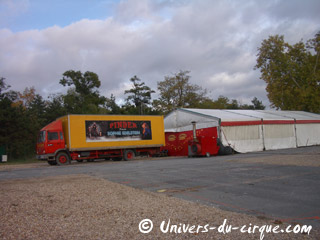Paris: le montage du grand chapiteau Pinder se poursuit sur la Pelouse de Reuilly