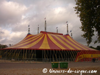 Paris: le montage du grand chapiteau Pinder se poursuit sur la Pelouse de Reuilly