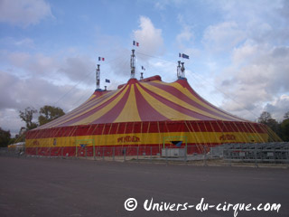 Paris: le montage du grand chapiteau Pinder se poursuit sur la Pelouse de Reuilly