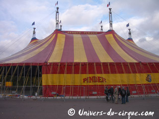 Paris: le montage du grand chapiteau Pinder se poursuit sur la Pelouse de Reuilly