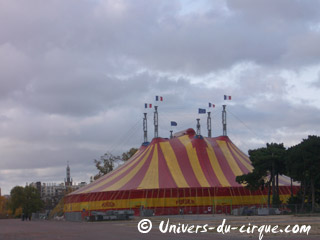Paris: le montage du grand chapiteau Pinder se poursuit sur la Pelouse de Reuilly