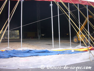 Paris: le montage du grand chapiteau Pinder se poursuit sur la Pelouse de Reuilly